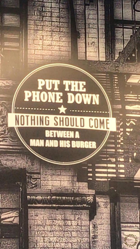 "Posez le téléphone. Rien ne doit se mettre entre un homme et son burger"