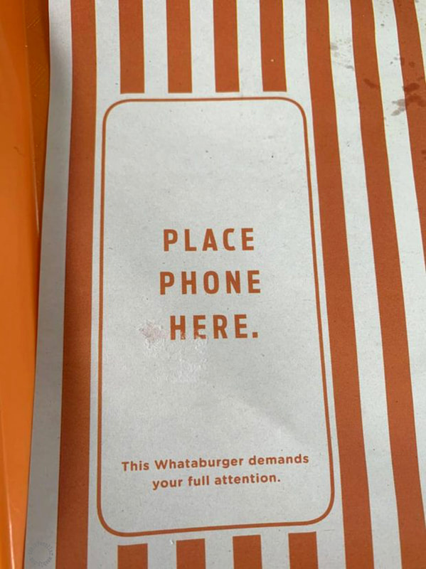 Vu dans un fastfood: "Posez le téléphone ici. Ce Whataburger réclame toute votre attention."