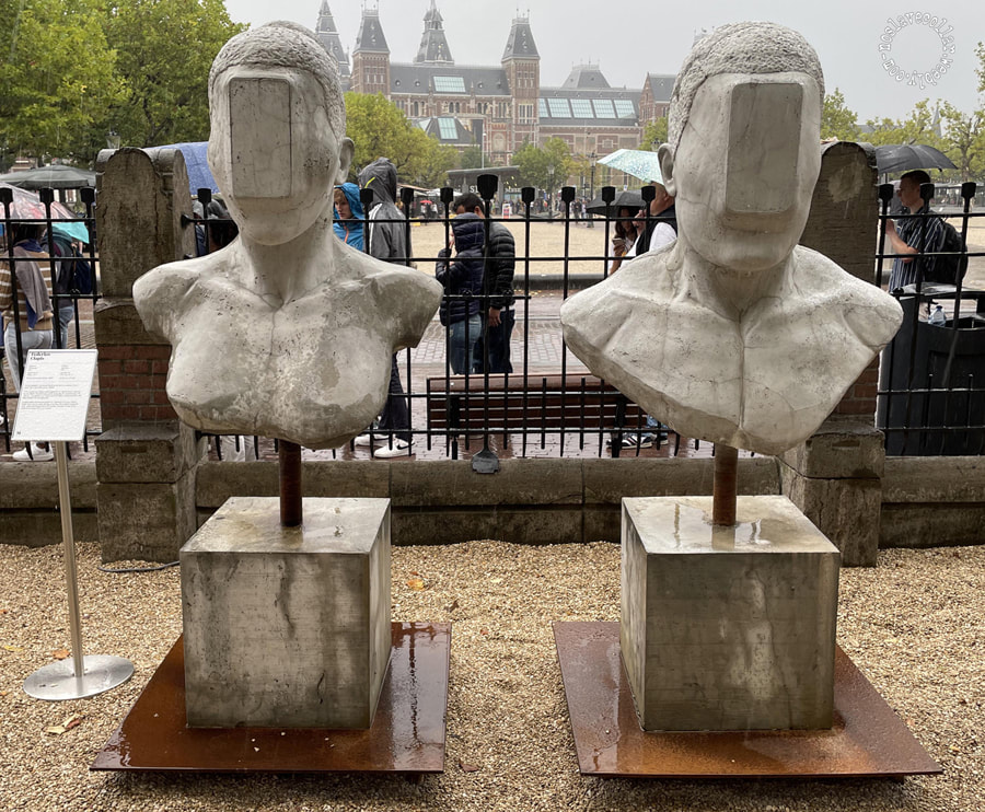 Statues aux visages rectangulaires de smartphones
