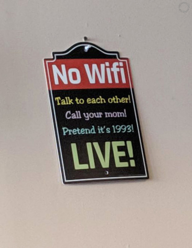 Vu dans un restaurant chinois: "Pas de Wi-Fi, Parlez-vous! Appelez votre mère! Imaginez que nous sommes en 1993! Vivez!"