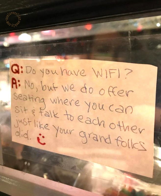 Chez un marchand de glaces: "-Avez-vous le Wi-Fi ? -Non, mais nous proposons des sièges où vous pouvez vous asseoir et vous parler, tout comme vos grands parents le faisaient."
