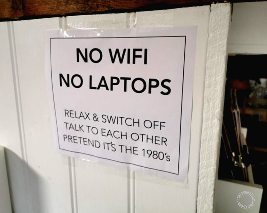 Vu dans un café à la mode: "Pas de Wi-Fi, pas de portables, détendez-vous et déconnectez, Parlez-vous, Faites comme si c'était les années 1980"