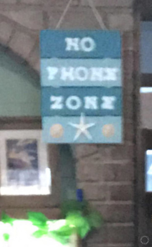 Vu dans un restaurant italien: "Zone Sans Téléphone (portable)"