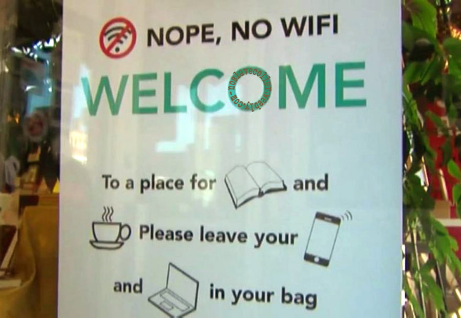 Vu dans une librairie du Wyoming: "Non, Pas de Wifi, Bienvenue dans un endroit pour les 'livres' et les 'tasses', veuillez laisser vos 'appareils' dans votre sac"
