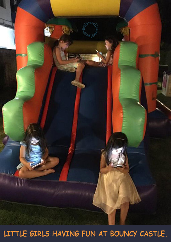 Des petites filles  qui "s'amusent" dans un château gonflable