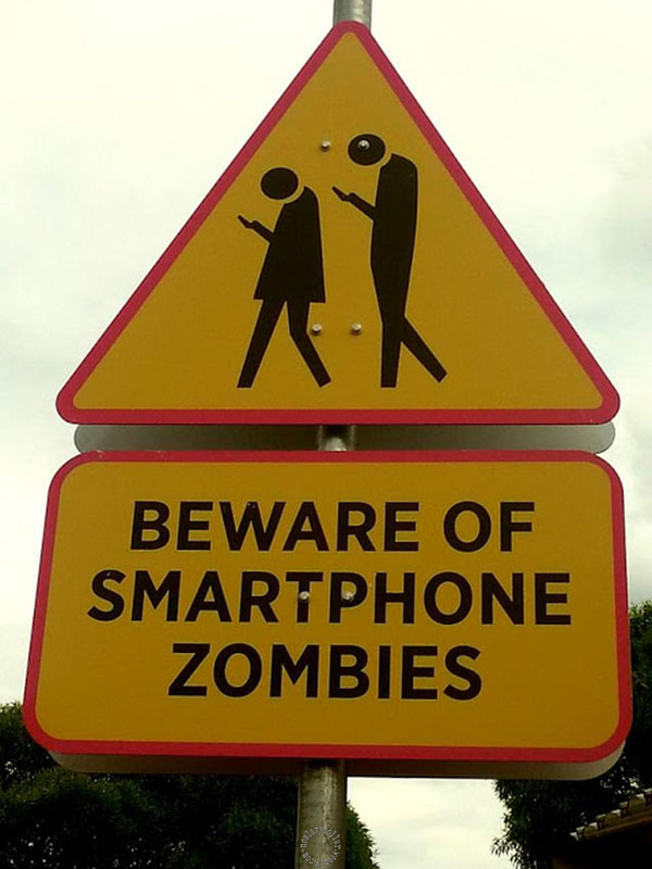 Attention aux zombies du smartphone - panneau de signalisation