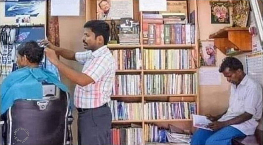 Un coiffeur en Inde a installé une bibliothèque dans sa boutique au lieu d'une télévision. Ceux qui lisent les livres pendant qu'ils attendent bénéficient d'une remise de 30 %.