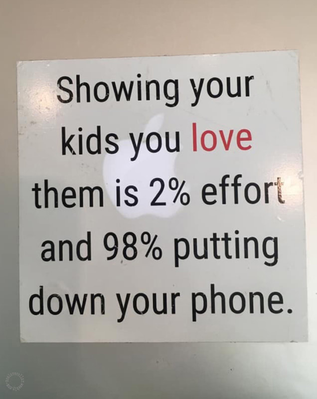 Montrer à ses enfants qu'on les aime, c'est 2% d'efforts et 98% de téléphones mis de côté- autocollant (1)