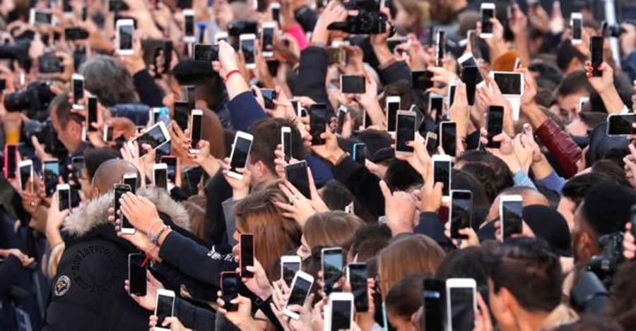 La foule et les smartphones omniprésents