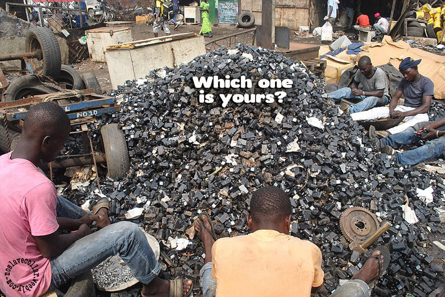 Lequel est le vôtre? - travailleurs africains misérables, passant au crible des montagnes de vieux chargeurs