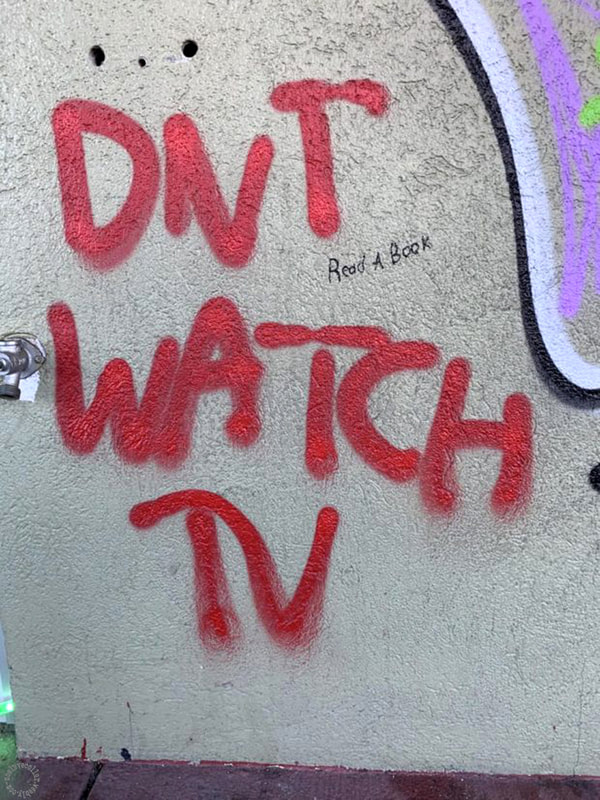 Graffiti: "Ne regarde pas la télé - Lis un livre"