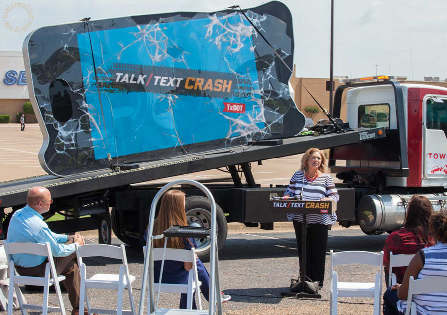 Une campagne d'information "Talk, Text, Crash" invitait les conducteurs à rester concentrés sur la route.