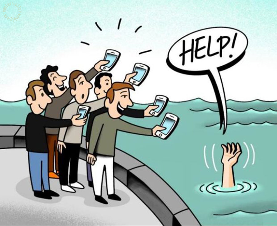 La société d'aujourd'hui: un homme se noie, appelle à l'aide, et la foule prend des photos avec les téléphones