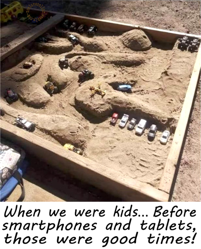 Quand nous étions enfants... Avant les smartphones et les tablettes, c'était le bon temps! (On jouait avec un bac à sable et des petites voitures.)