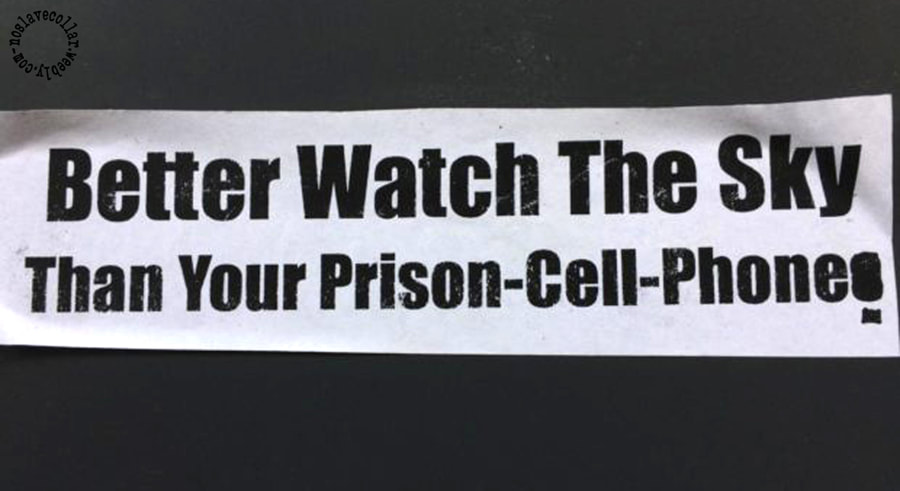 Un autocollant trouvé dans la rue: "Mieux vaut regarder le ciel que vos téléphones de cellule de prison" (évidemment, le jeu de mot avec "prison cell" est plus évident en anglais).