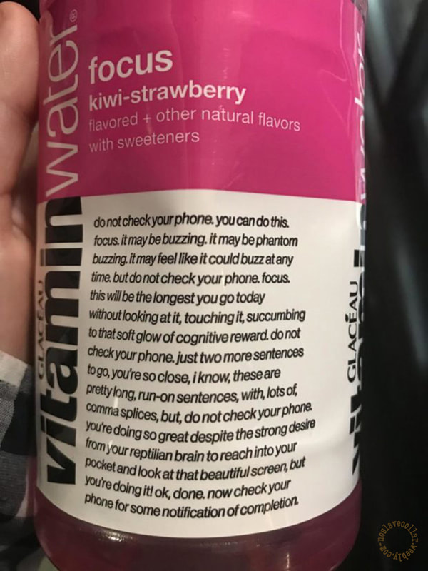 Une bouteille d'eau vitaminée - le texte est là uniquement pour empêcher la personne qui a cette bouteille de prendre son téléphone, le temps de lire l'étiquette!