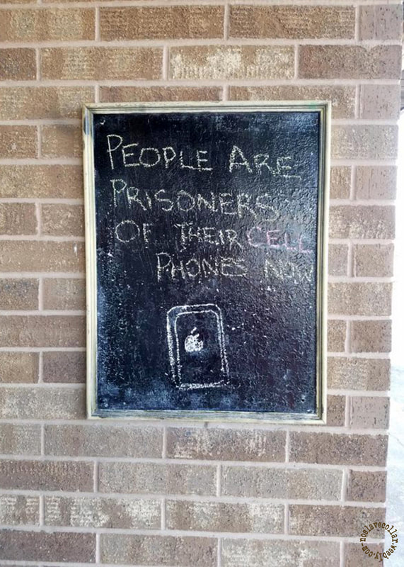 Vu sur un marché local: "Les gens sont maintenant prisonniers de leurs téléphones portables"