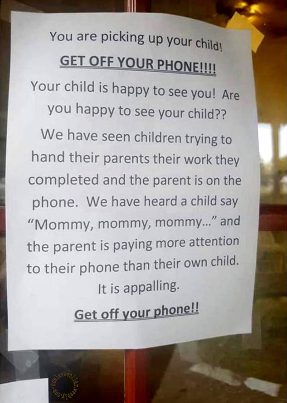Affiche vue dans une école - "Vous allez chercher votre enfant! Débarrassez-vous de votre téléphone!!!!  Votre enfant est content de vous voir!  Êtes-vous heureux de voir votre enfant??  Nous avons vu des enfants essayant de remettre à leurs parents le travail qu'ils ont terminé et le parent est au téléphone. Nous avons entendu un enfant dire 'Maman, maman, maman…' et le parent accorde plus d'attention à son téléphone qu'à son propre enfant. C'est épouvantable. Lâchez votre téléphone!!"