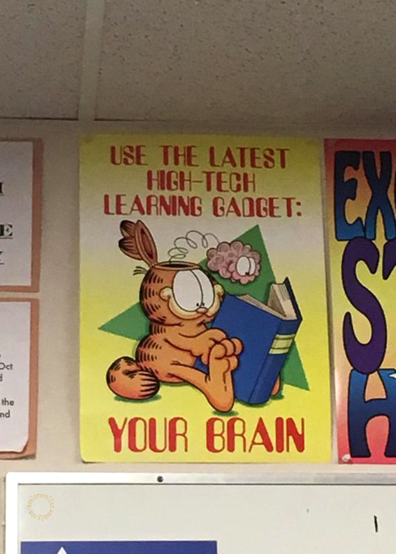 Affiche Garfield dans une salle de classe - "Utilisez le dernier gadget d'apprentissage high-tech - votre cerveau".