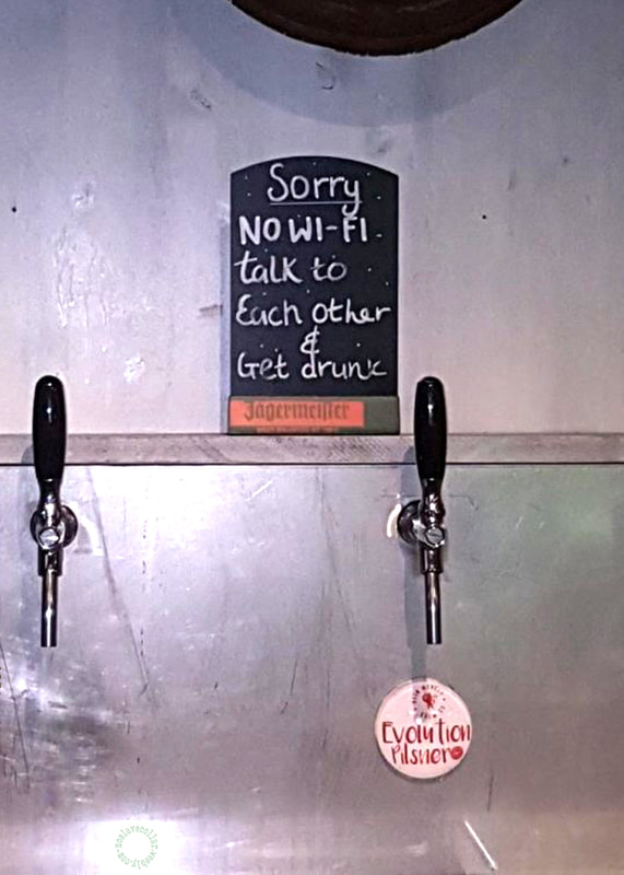 Panneau dans un bar de Liverpool, au Royaume-Uni: "Désolés, pas de Wi-Fi, parlez entre vous et soûlez-vous"