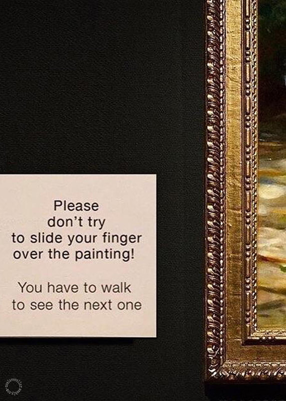 Message aux visiteurs dans une vraie galerie d'art: "N'essayez pas de faire glisser votre doigt sur le tableau! Vous devez marcher pour voir le suivant"