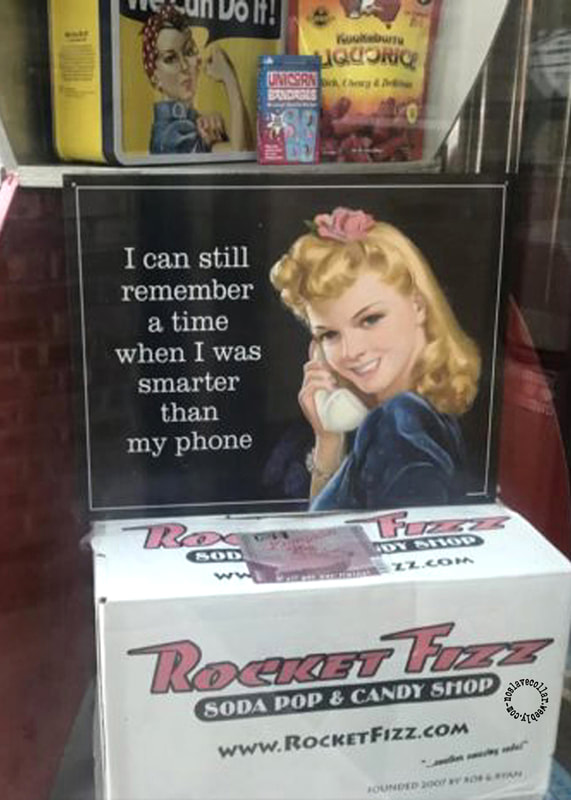 Panneau dans un magasin: "Je me souviens encore du temps où j'étais plus intelligent que mon téléphone"