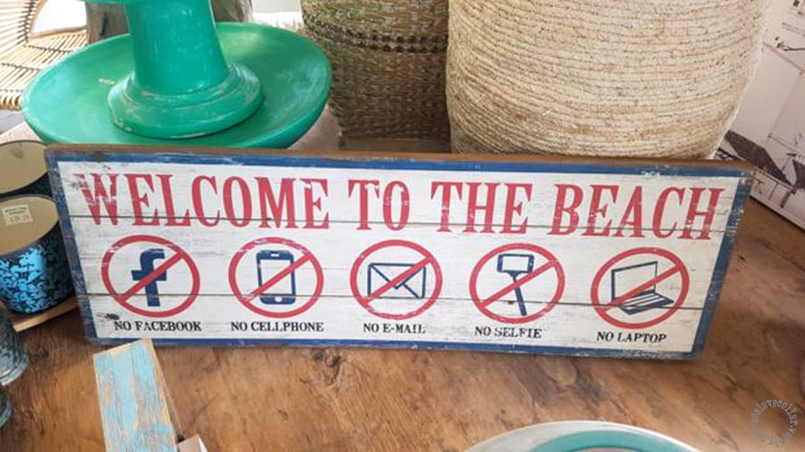 Panneau en bois dans un magasin: "Bienvenue à la plage"