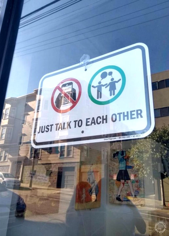 Signe sur une vitrine à San Francisco: "Parlez (entre)-vous"