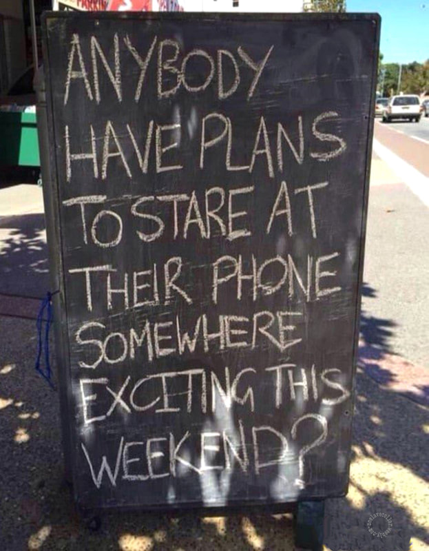 Panneau près d'une route: "Quelqu'un a-t-il prévu de regarder son téléphone dans un endroit excitant ce week-end?"
