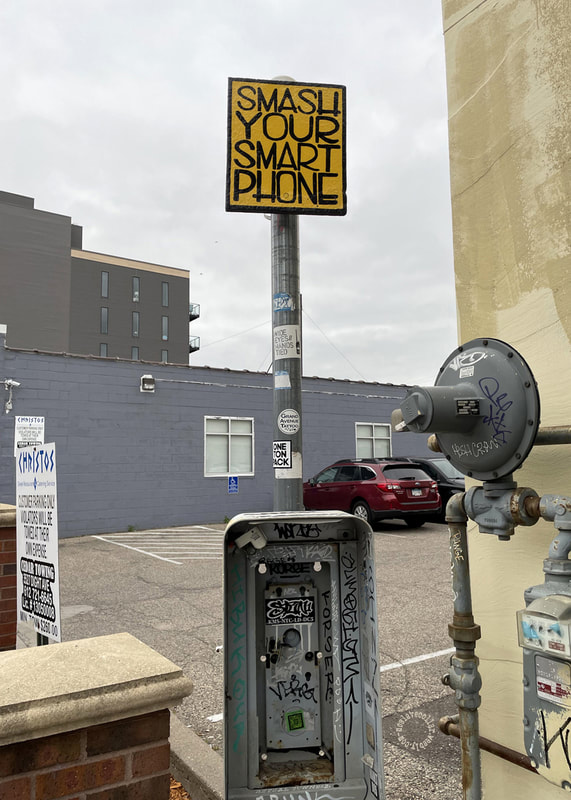 Vue sur Nicolette (East Street) à Minneapolis, le panneau dit "Détruisez votre téléphone"