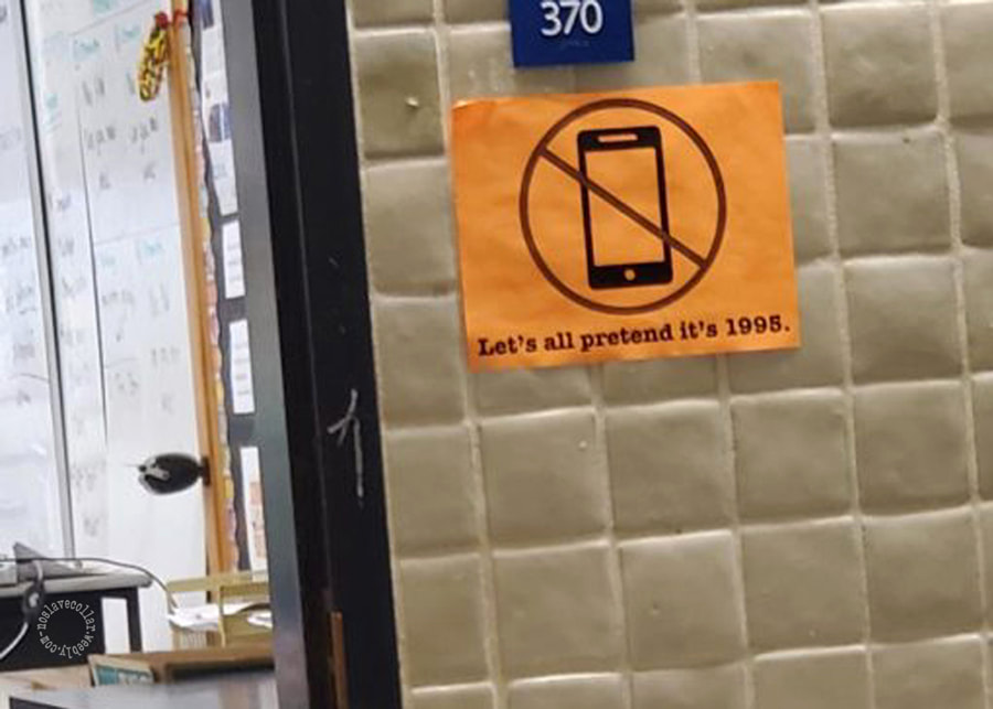 Une affiche à l'extérieur d'une salle de classe dit: "Faisons tous comme si c'était 1995."
