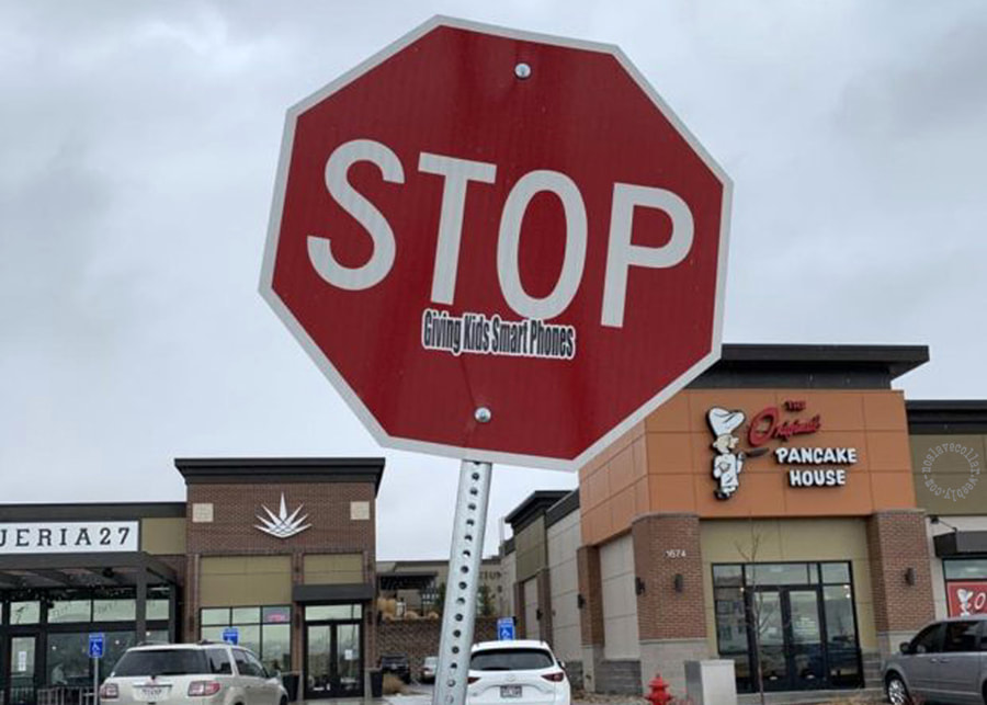 Panneau 'Stop' amélioré: "Arrêtez... de donner des smartphones aux enfants"