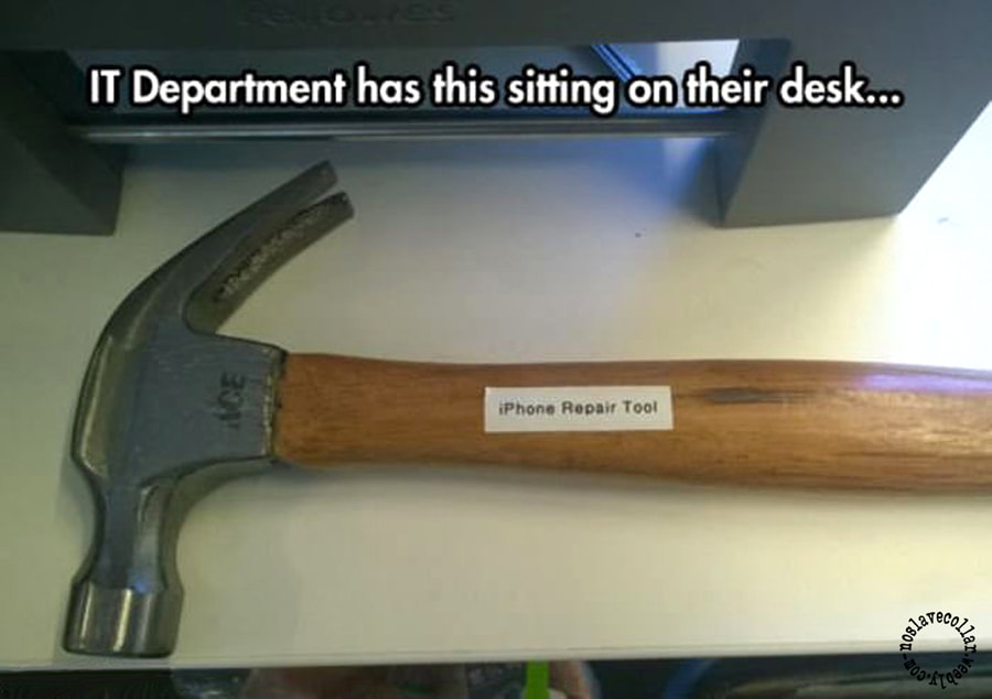 Au département informatique, ils ont ceci sur leur bureau: un marteau, "Outil de réparation pour iPhone"