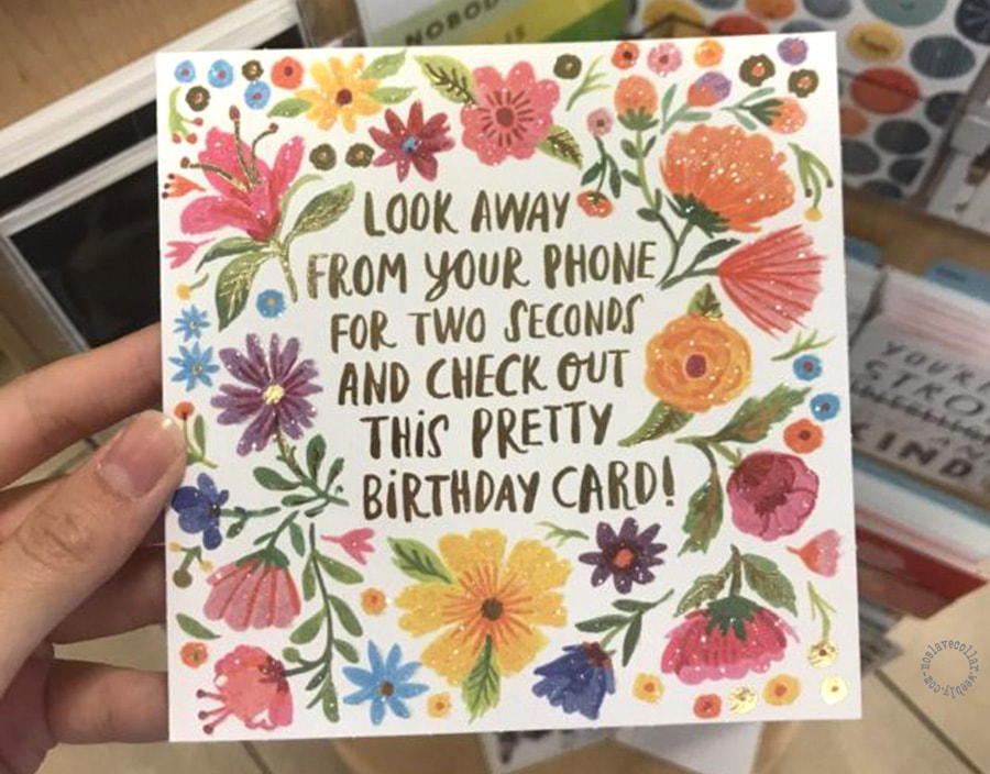 "Détourne le regard de ton téléphone pendant deux secondes et regarde cette jolie carte d'anniversaire!"