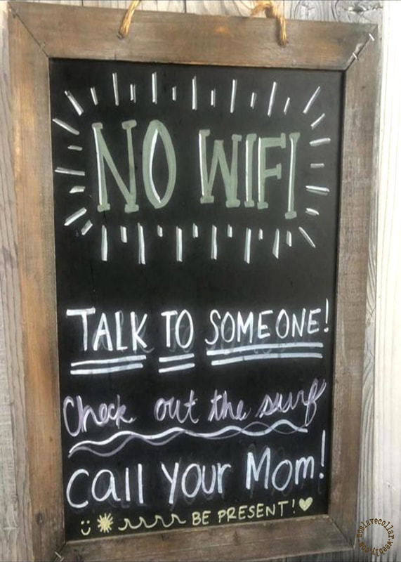 Pas de wifi, parle à quelqu'un, regarde le surf, appelle ta mère, sois présent!