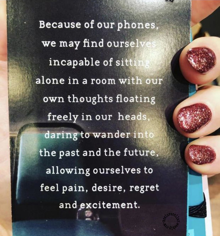 Sur un calepin: "A cause de nos téléphones, il se peut que nous soyons incapables de nous asseoir seuls dans une pièce avec nos propres pensées flottant librement dans nos têtes, osant errer dans le passé et le futur, nous autorisant à ressentir de la douleur, du désir, du regret et de la joie."