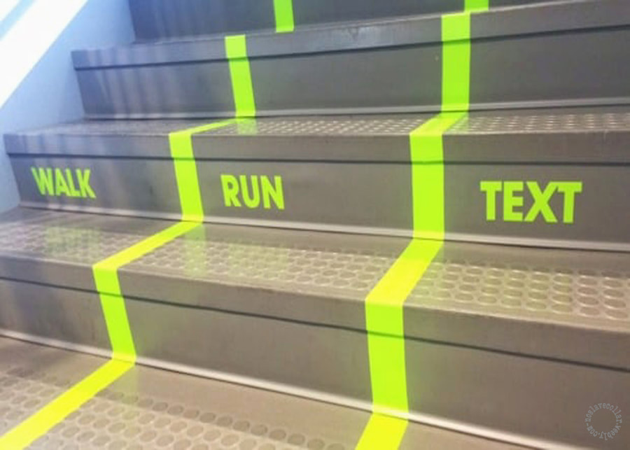 Sur un escalier: "Marcher - Courir - Envoyer des SMS"
