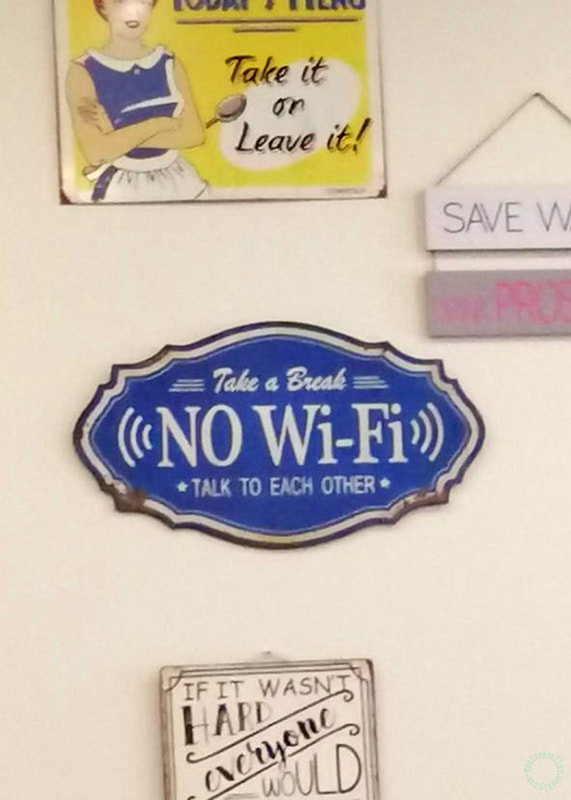 Panneau vu à Londres: "Faites une pause, Pas de Wifi, Parlez entre vous"