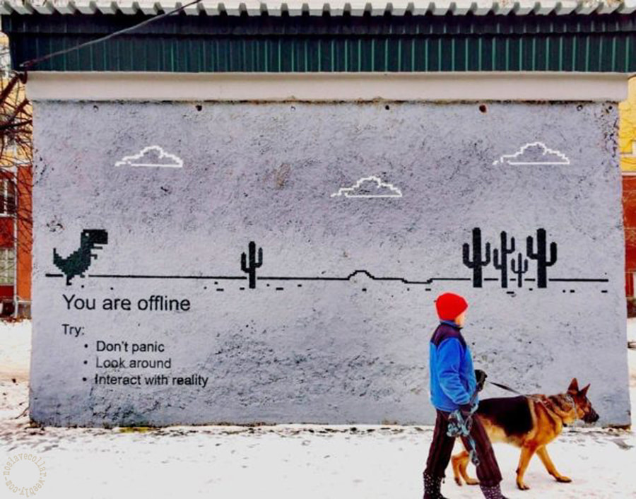 Art mural à Yekaterinburg, en Russie: "Vous êtes hors ligne, essayez de ne pas paniquer, regardez autour de vous, interagissez avec la réalité".