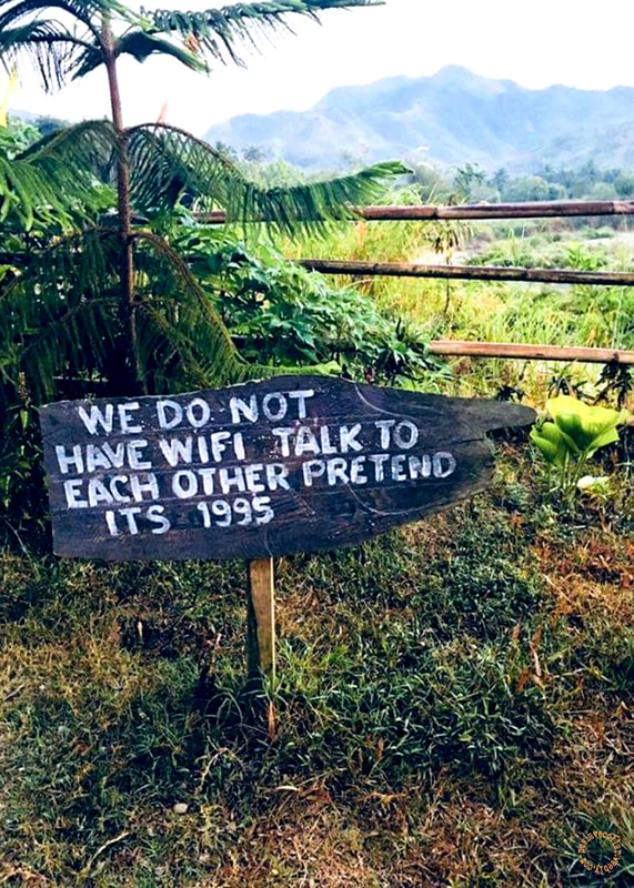 Pancarte dans un endroit magnifique:"Nous n'avons pas de Wifi, parlez entre vous, faites comme si nous étions en 1995"