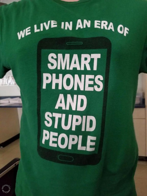 T-shirt: "Nous vivons à l'ère des téléphones intelligents et des gens stupides."