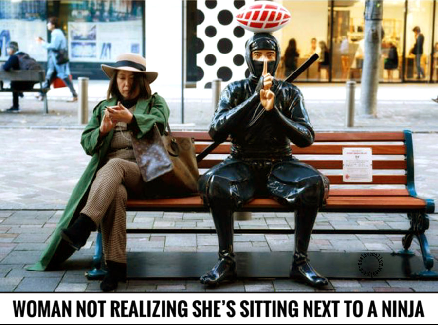 Femme ne se rendant pas compte qu'elle est assise à côté d'un Ninja